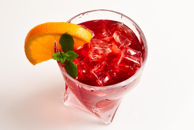 Красный свежий напиток со льдом, грейпфрутом и мятой, изолированный на белом Пространство для текста или дизайна