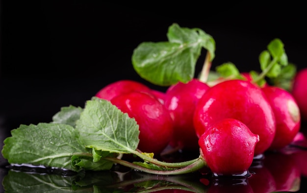 Photo red fresh radish on wooden