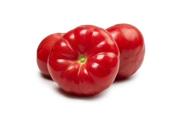 白い背景で隔離の赤いフレッシュトマト