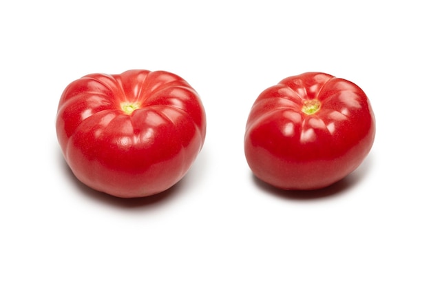 白い背景で隔離の赤いフレッシュトマト