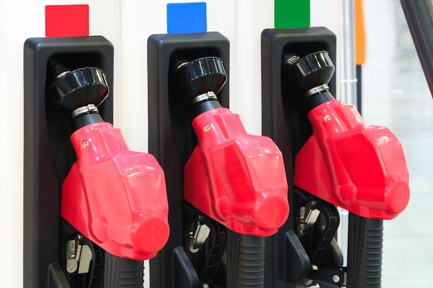 Foto pistole di carburante rosse sulla stazione di rifornimento