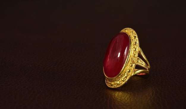 写真 赤い宝石は楕円形のルビーの宝石です。光沢があり、ジュエリー作りに最適です。