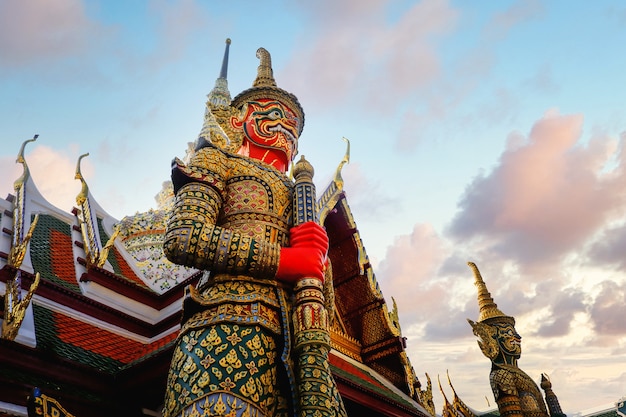 Stupa gigante rosso in wat phra kaew