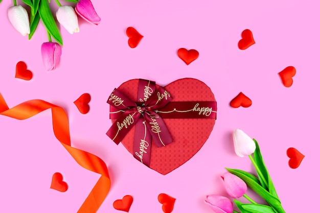 Красная подарочная коробка в виде сердца на розовом фоне День Святого Валентина
