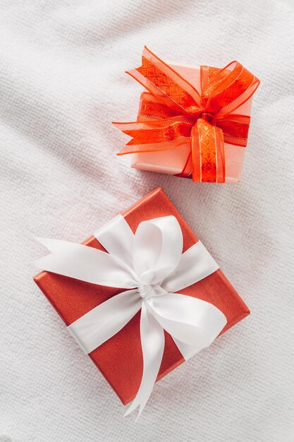 Photo red gift box on white towel background