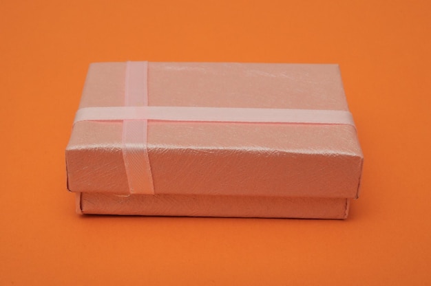 흰색 절연 금 활과 빨간 선물 상자