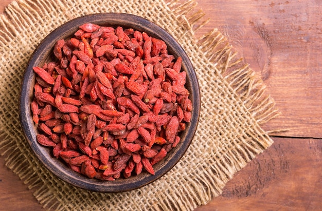 Foto bacche rosse di goji in una ciotola sfondo superfood