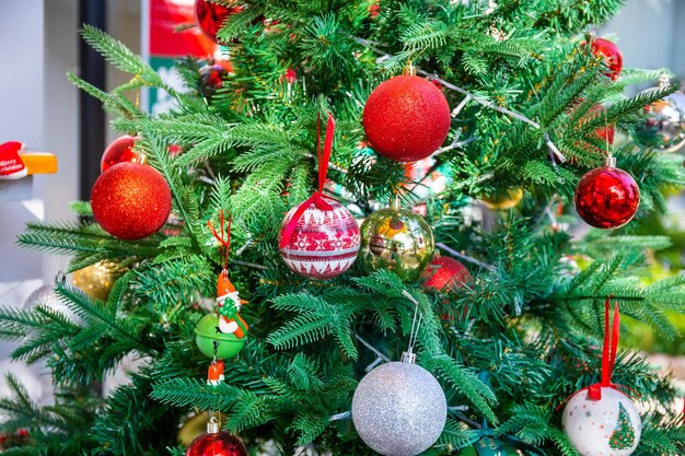 クリスマスと新年を祝うために木に鐘をつけた赤と金のクリスマスボール
