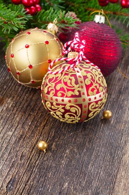 赤と金色のクリスマスボール
