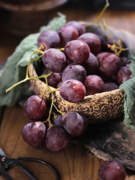Плоды красного винограда в миске