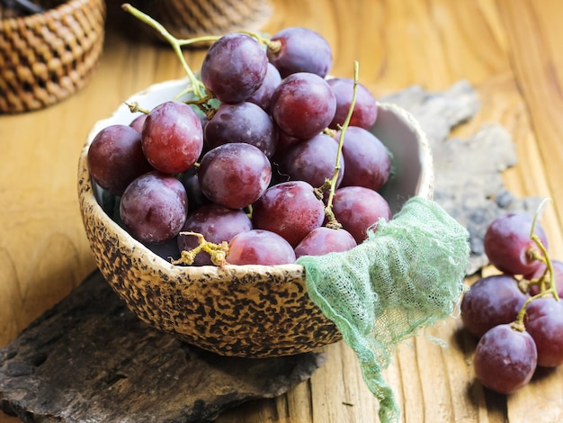 Frutti di uva rossa in una ciotola