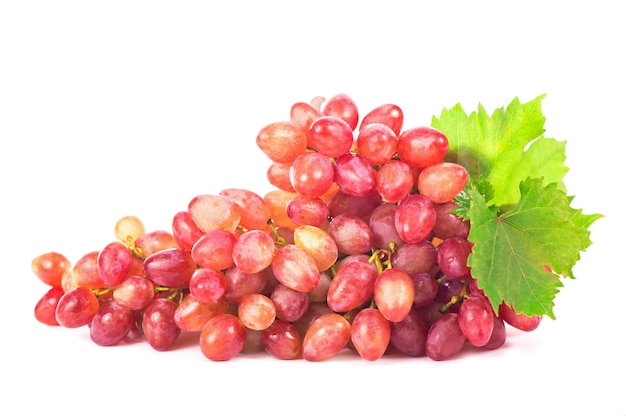 Красный виноград с листьями, изолированными на белом