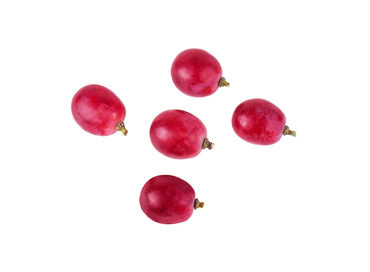 Photo red grapes isolated on white, top view