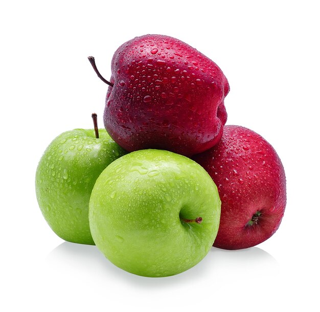 흰색에 물 방울과 빨강 및 녹색 사과.