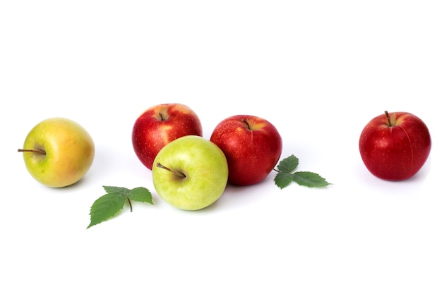 Красные и зеленые яблоки на белом фоне. Зеленые и красные сочные яблоки с зелеными листьями на изолированном фоне. Группа спелых яблок на белом фоне.