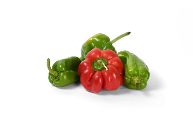 Photo red and green bell pepper on white background