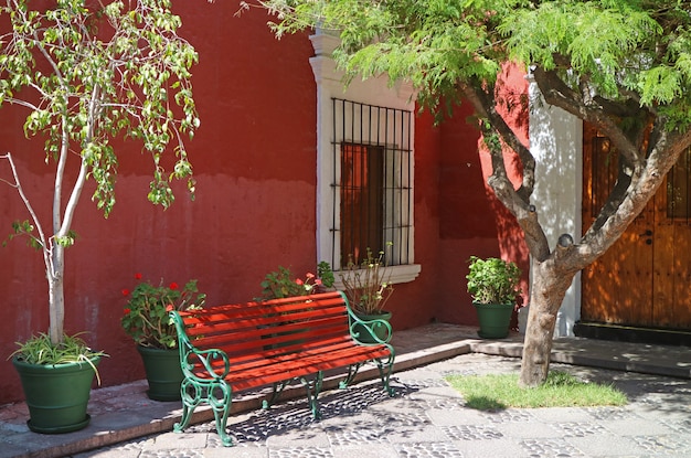 Banco rosso e verde nel giardino del sole di arequipa, perù, sudamerica