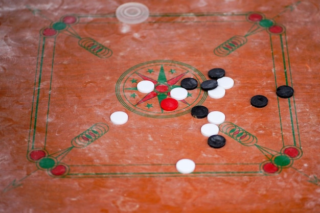 Photo a red and green pattern on the floor with the numbers 4 and 7