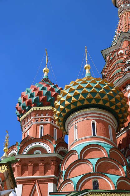 Photo red green yellow domes of the cathedral of vasily the blessed in red square of moscow