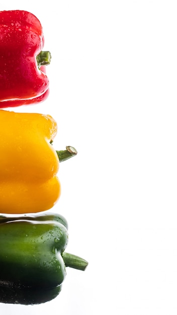 Photo red, green and yellow sweet bell peppers on white background