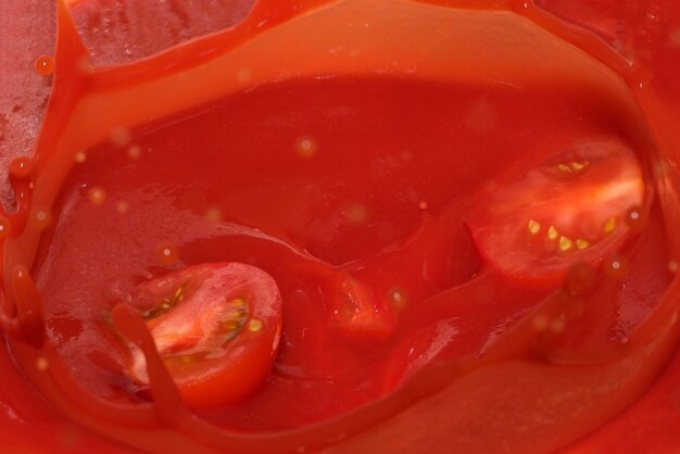 토마토 스플래시 클로즈업으로 토마토 주스의 빨간색 식료품 배경