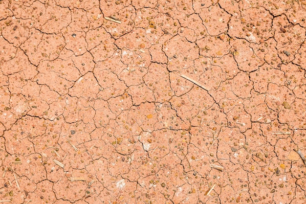 赤い地面は、熱と乾燥した干ばつの汚染の背景を壊した