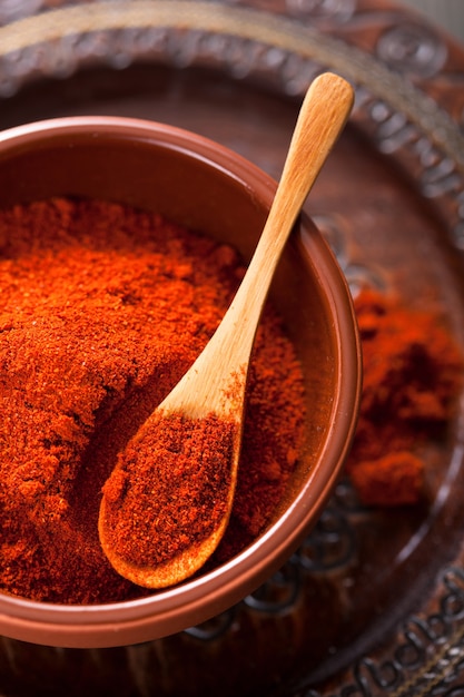 Spezia rossa della paprika in una ciotola