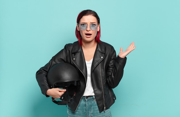 Фото Рыжие волосы крутая женщина на мотоцикле концепция всадника