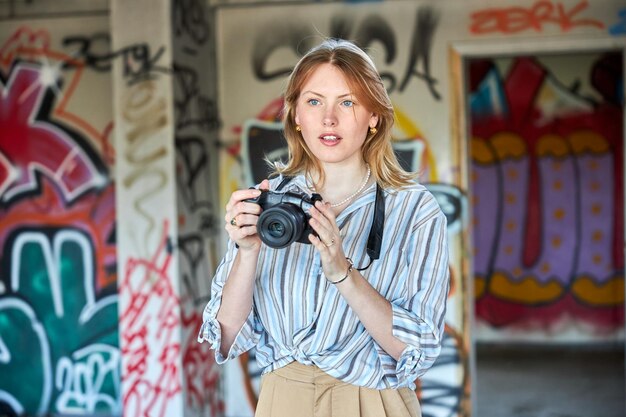 Photo red hair girl in a building