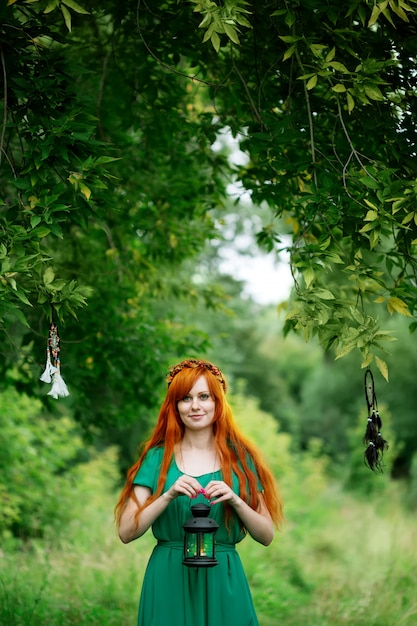 Photo red hair woman holding lantern