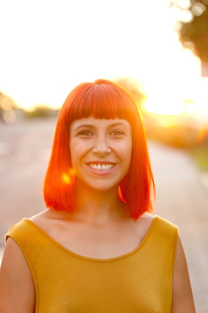 Foto donna dai capelli rossi facendo una passeggiata durante il tramonto
