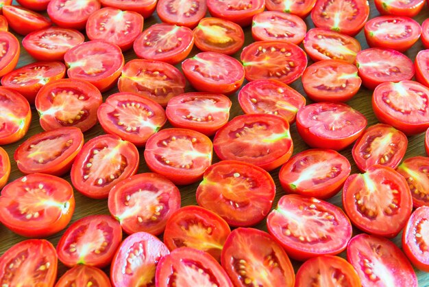 Foto pomodoro rosso tagliato a metà