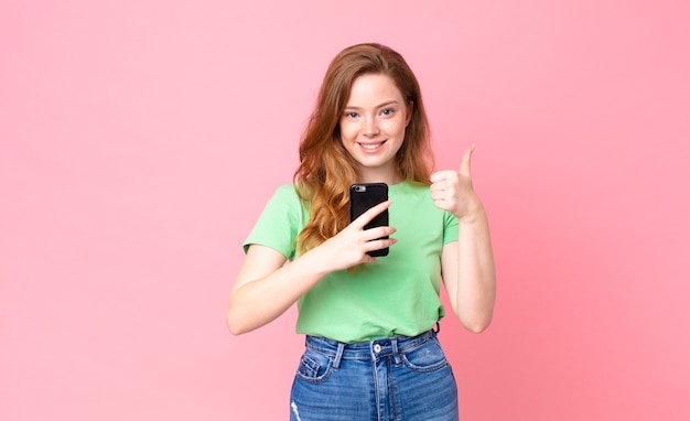 Bella donna dai capelli rossi che usa il suo smartphone