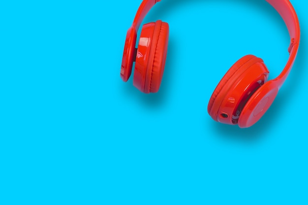 Photo red headphones on blue pastel table