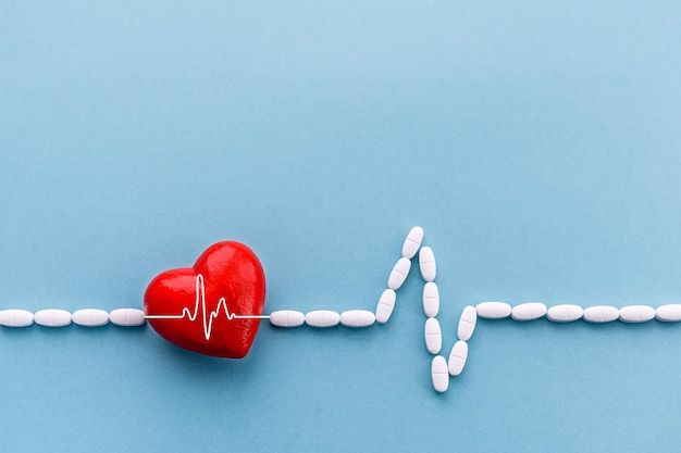 Красное сердце на синем фоне Концепция поддержки здоровья Международный или национальный день кардиологии