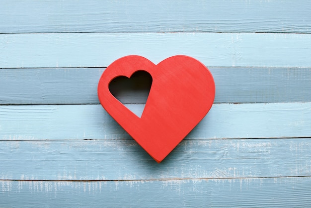 Photo red heart on a blue wooden table