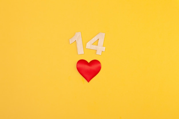 Cuore rosso, numeri d'oro 14 su sfondo giallo, biglietto di auguri febbraio il giorno di san valentino, sfondo amore, romanticismo, orizzontale, copia spazio, piattamente