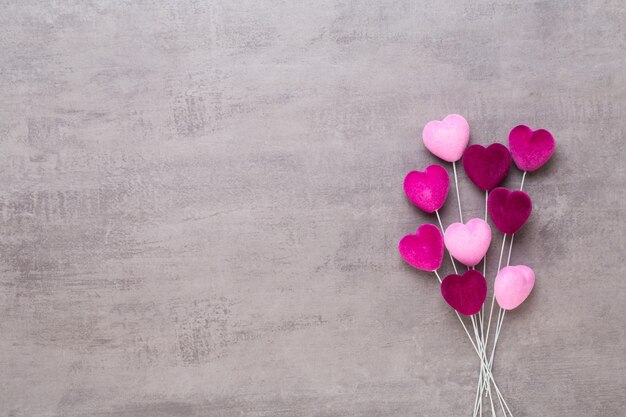 Cuore rosso su sfondo grigio biglietto di auguri di san valentino.