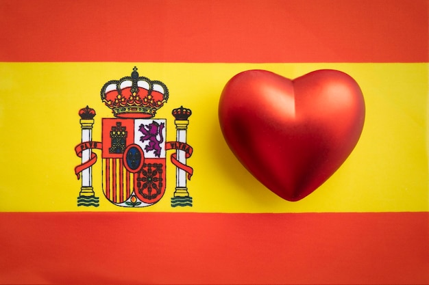 Il cuore rosso è sulla bandiera della spagna il concetto di sentimenti patriottici per il proprio stato patriottismo