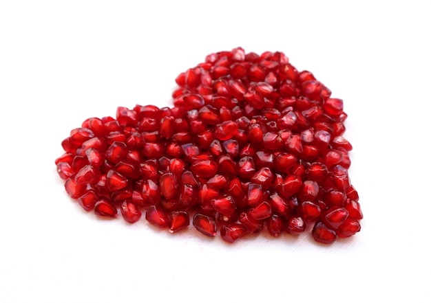 Photo red heart made with pomegranate