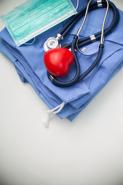青いステソスコープを備えたナーススーツの赤いハート病院でのケアヘルスケアのための医療病院心臓病健康的な生活