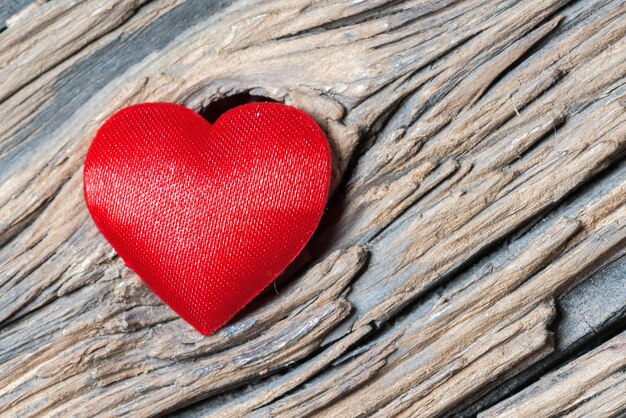 Photo red heart on old wooden surface