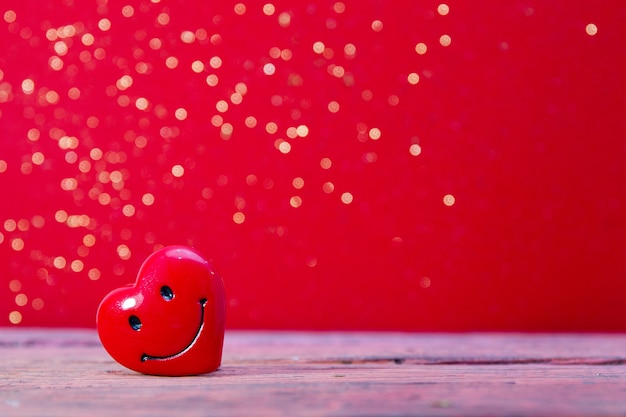 Красное сердце на красном блестящем фоне копией пространства концепция день святого валентина