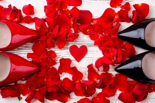 Cuore rosso e petali di rosa in tessuto cuore e scarpe simboli di amore e tenerezza