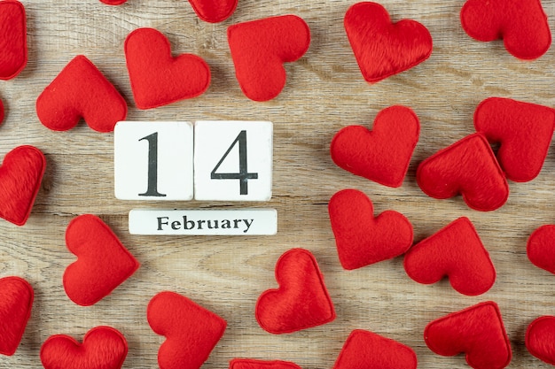 Foto decorazione a forma di cuore rosso con calendario del 14 febbraio su legno. concetto di vacanza di amore, matrimonio, romantico e felice giorno di san valentino