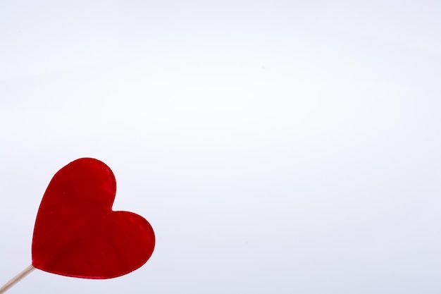 Foto a forma di cuore rosso nella parte superiore di un bastone
