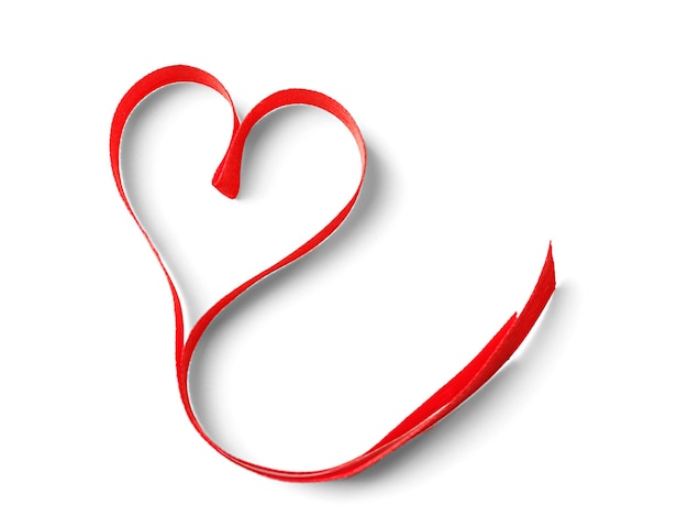 Nastro rosso a forma di cuore isolato su bianco