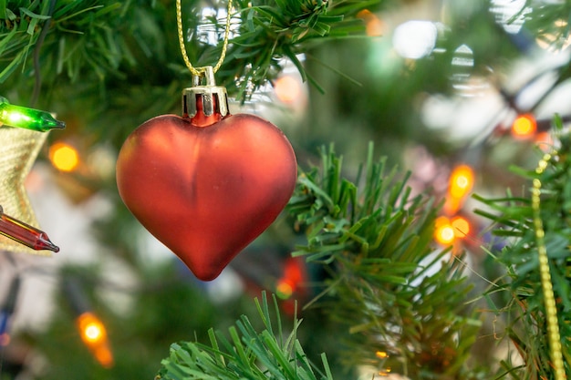 Foto le forme rosse del cuore su fondo leggero astratto di scintillio nel concetto di amore per il giorno di biglietti di s. valentino.