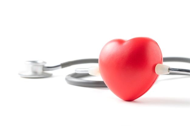 Красное сердце и isoalted стетоскоп, концепция здравоохранения.