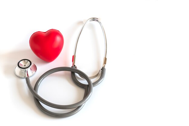 Красное сердце и стетоскоп Медицинское оборудование Медицинское страхование
